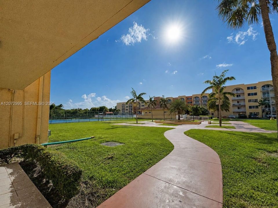 For Rent: $1,950 (1 beds, 1 baths, 870 Square Feet)