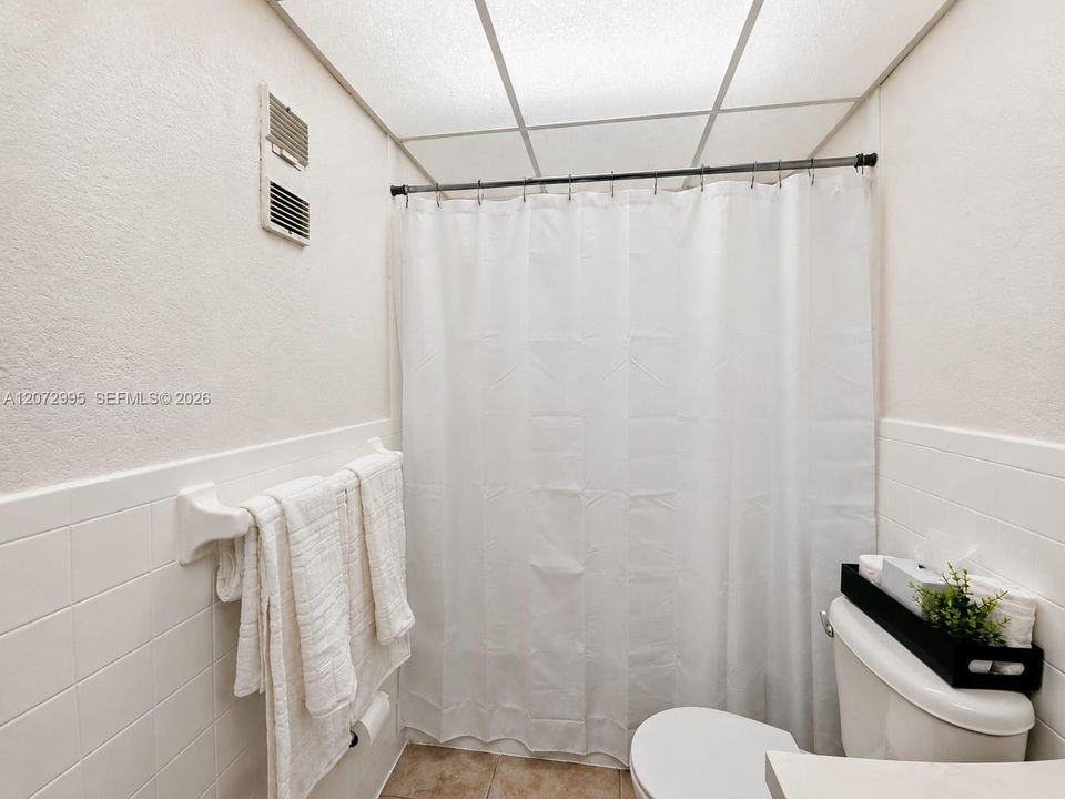 For Rent: $1,950 (1 beds, 1 baths, 870 Square Feet)