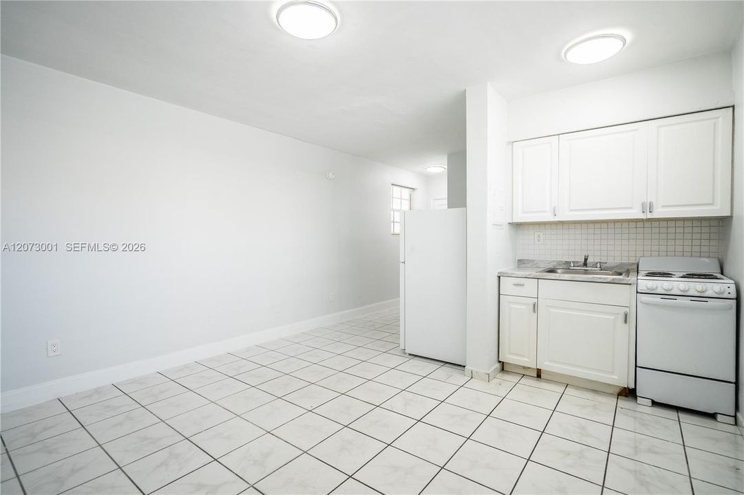 В аренду: $1,550 (0 спален, 1 ванн, 300 Квадратных фут)