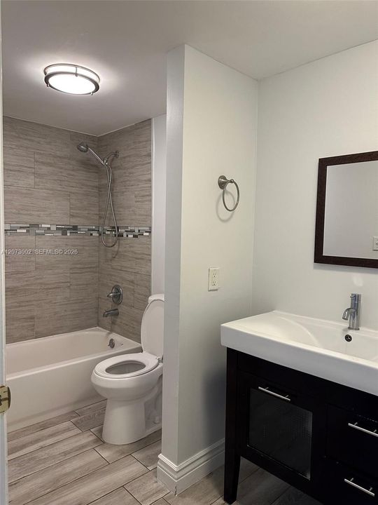 For Rent: $2,200 (2 beds, 1 baths, 870 Square Feet)