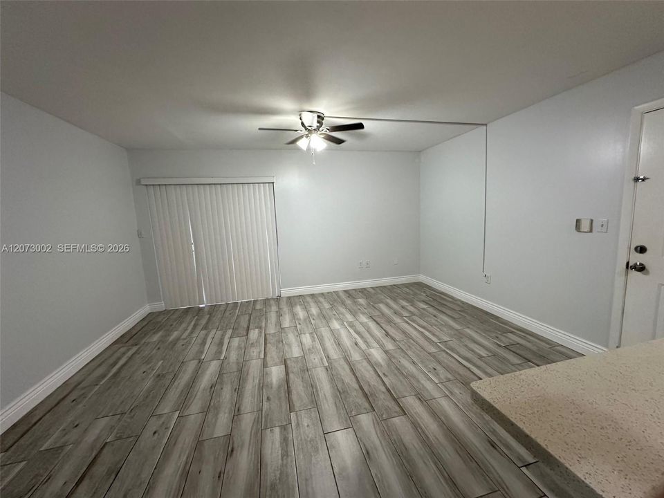 For Rent: $2,200 (2 beds, 1 baths, 870 Square Feet)