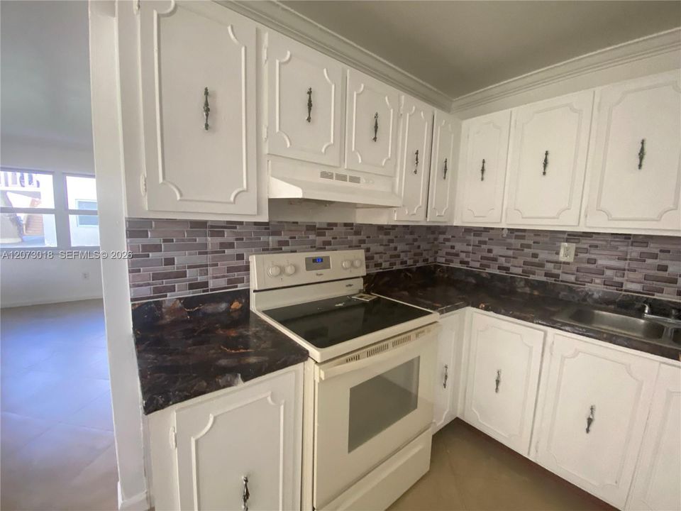 For Rent: $1,650 (2 beds, 1 baths, 832 Square Feet)