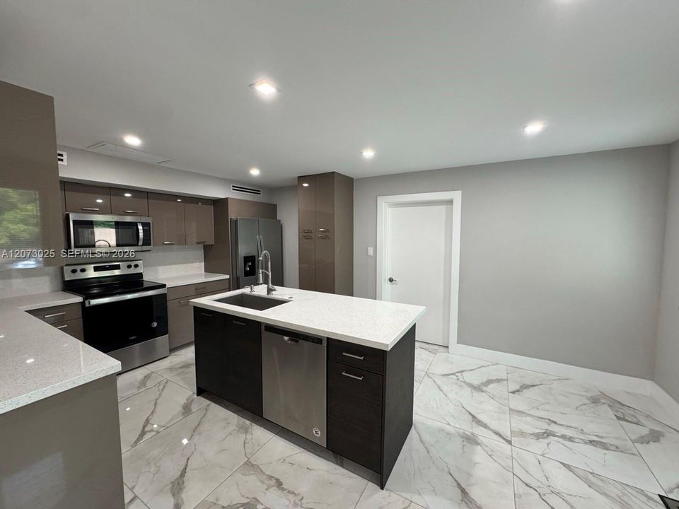 For Rent: $2,800 (2 beds, 2 baths, 720 Square Feet)