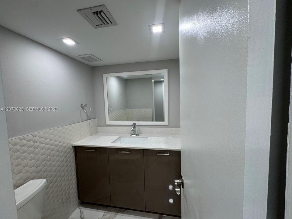 For Rent: $2,800 (2 beds, 2 baths, 720 Square Feet)