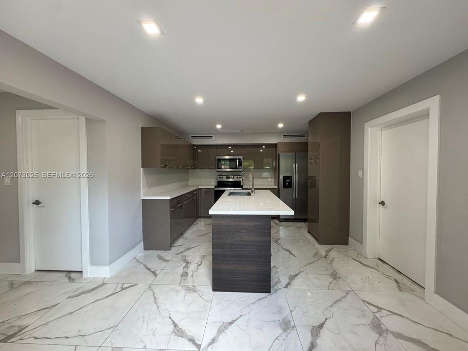 For Rent: $2,800 (2 beds, 2 baths, 720 Square Feet)