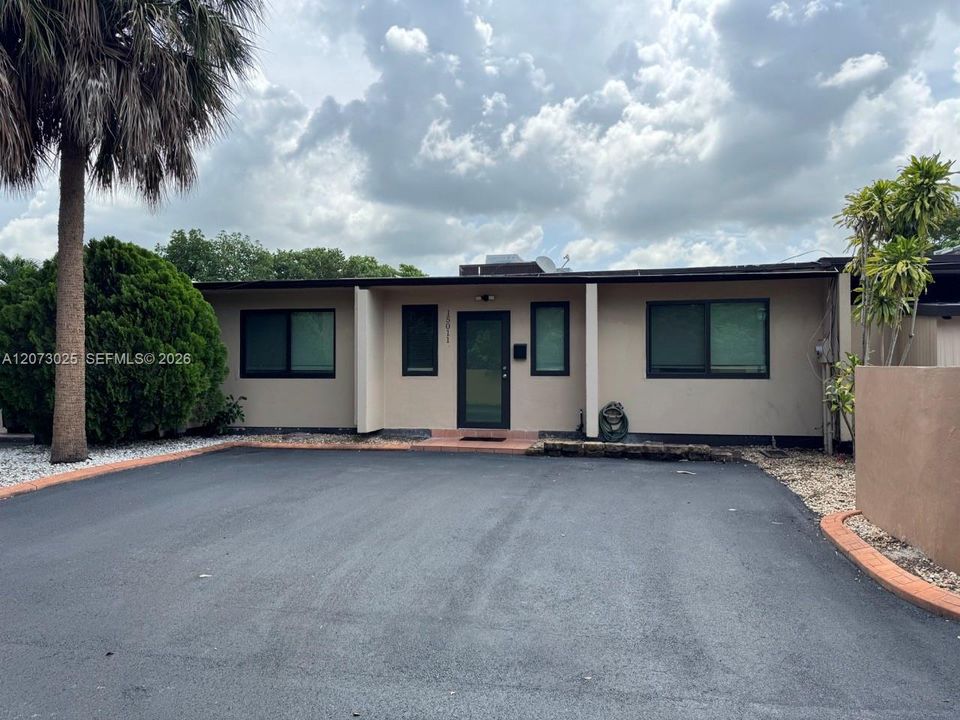 For Rent: $2,800 (2 beds, 2 baths, 720 Square Feet)