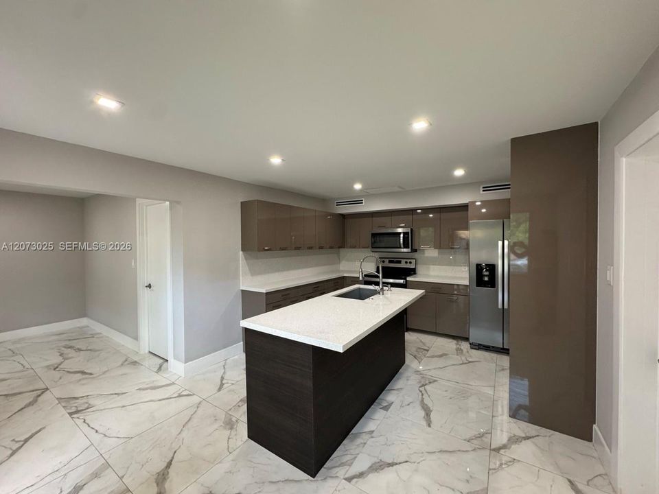 For Rent: $2,800 (2 beds, 2 baths, 720 Square Feet)