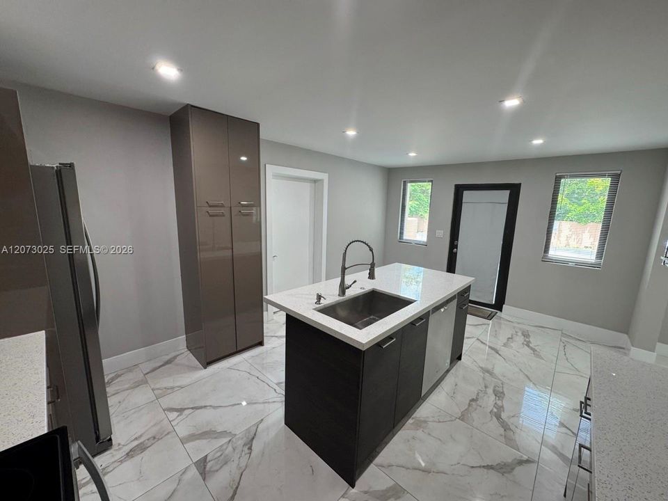 For Rent: $2,800 (2 beds, 2 baths, 720 Square Feet)