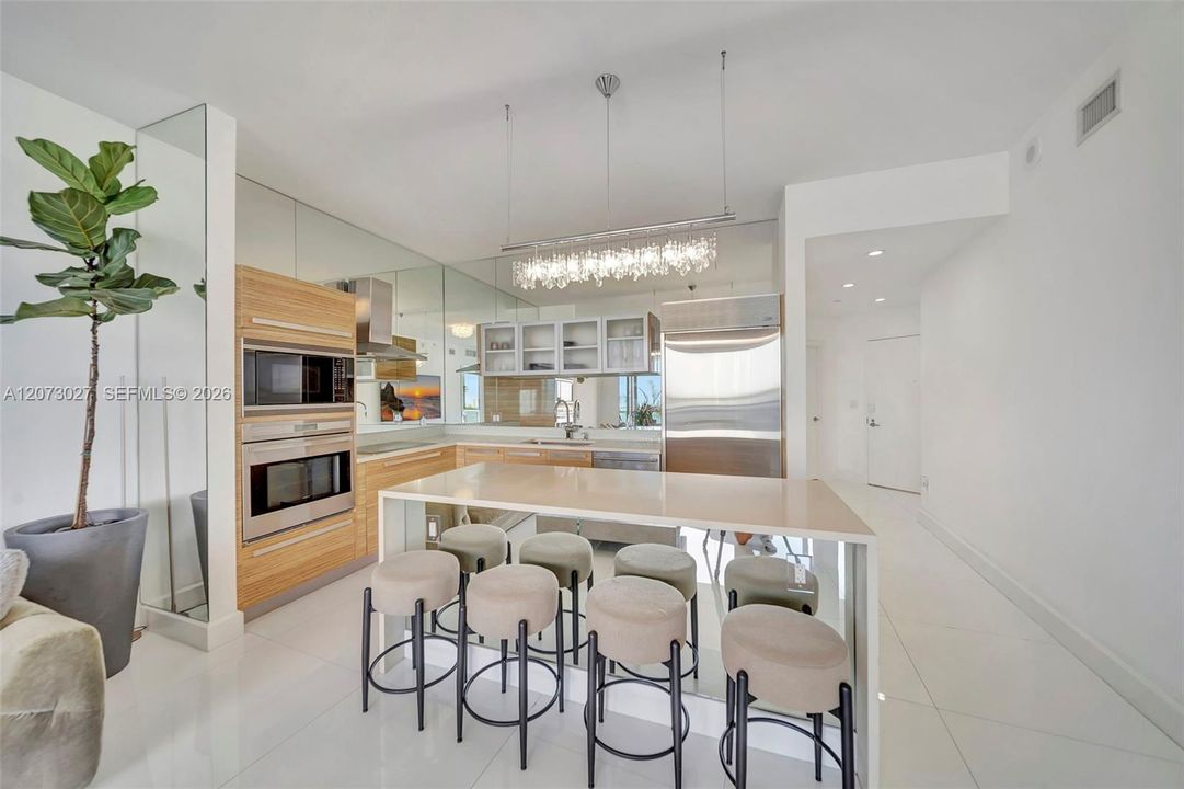 На продажу: $899,000 (2 спален, 2 ванн, 1128 Квадратных фут)