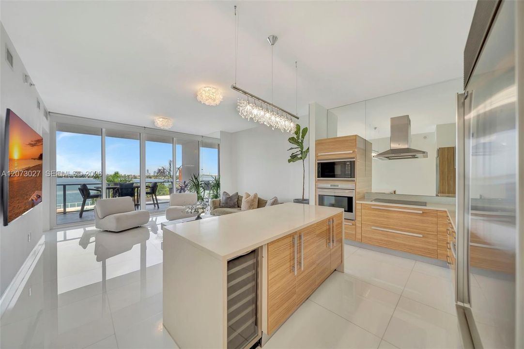На продажу: $899,000 (2 спален, 2 ванн, 1128 Квадратных фут)