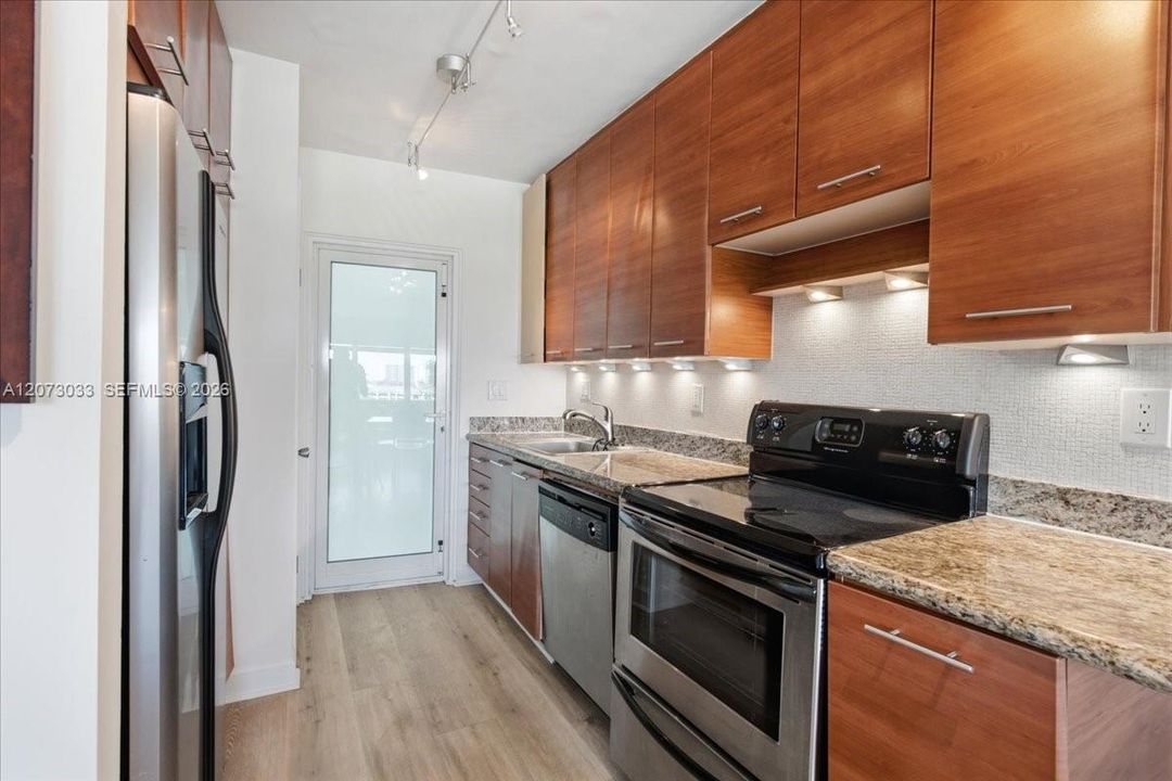For Sale: $279,000 (2 beds, 1 baths, 760 Square Feet)