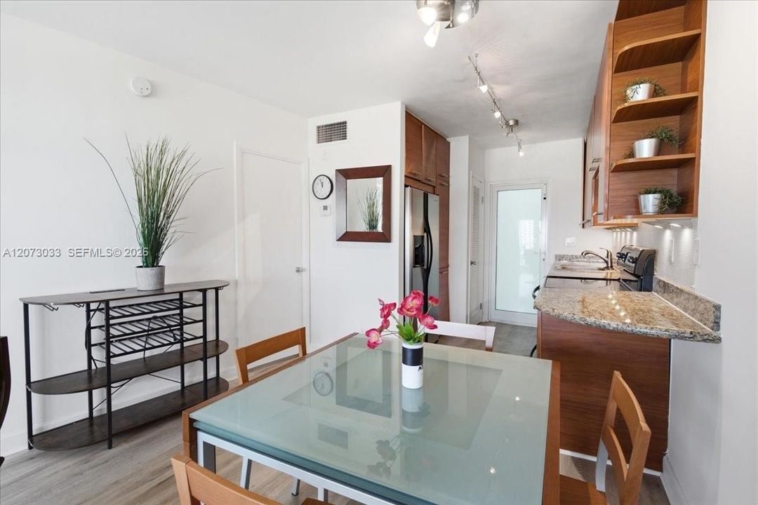 For Sale: $279,000 (2 beds, 1 baths, 760 Square Feet)