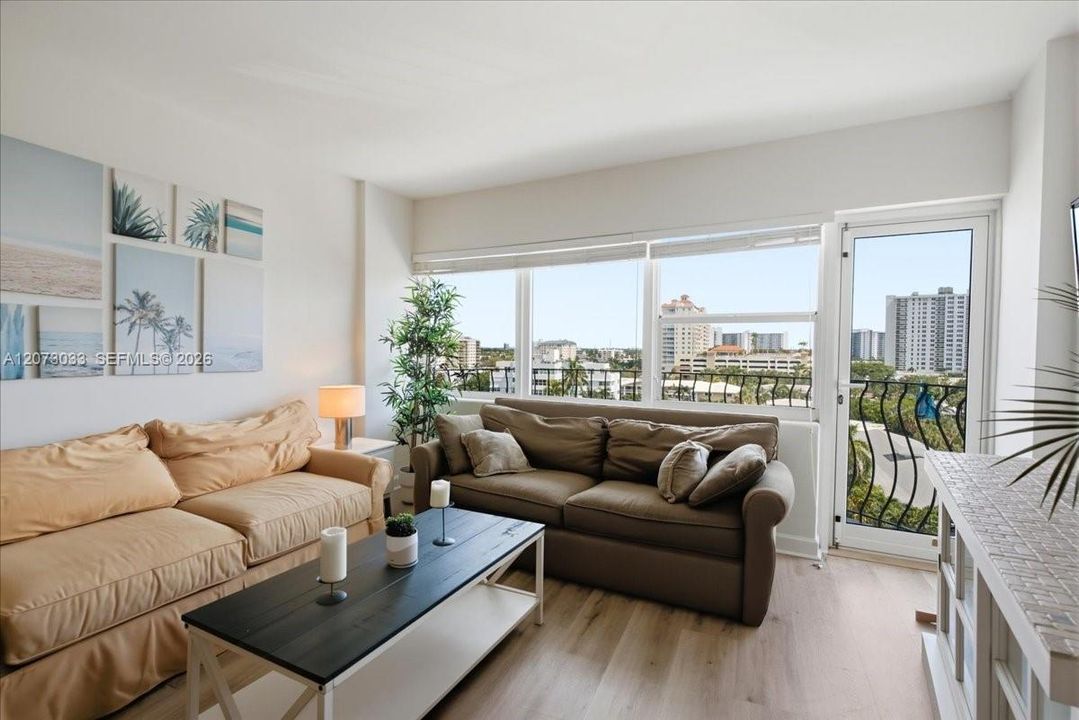 For Sale: $279,000 (2 beds, 1 baths, 760 Square Feet)