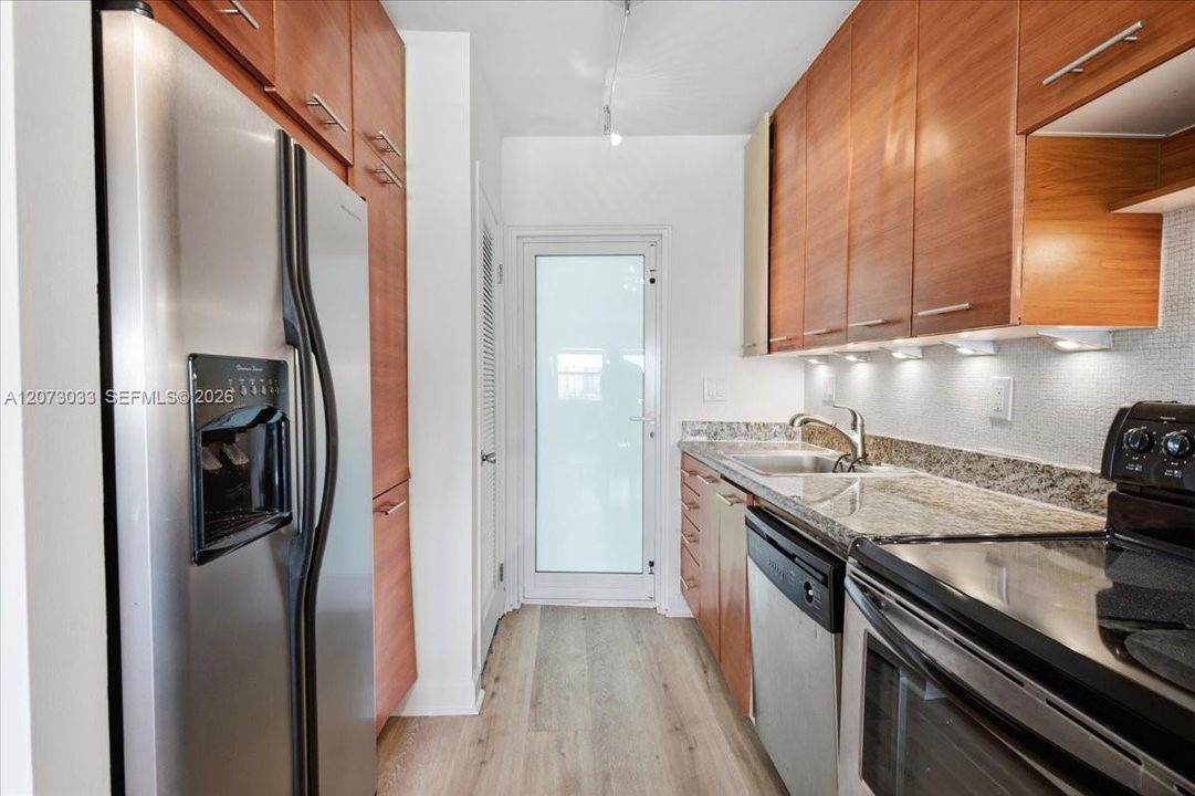 For Sale: $279,000 (2 beds, 1 baths, 760 Square Feet)