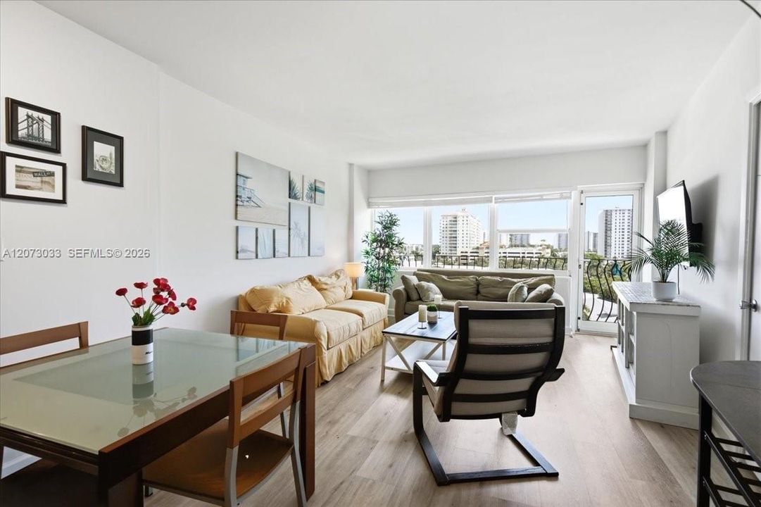 For Sale: $279,000 (2 beds, 1 baths, 760 Square Feet)
