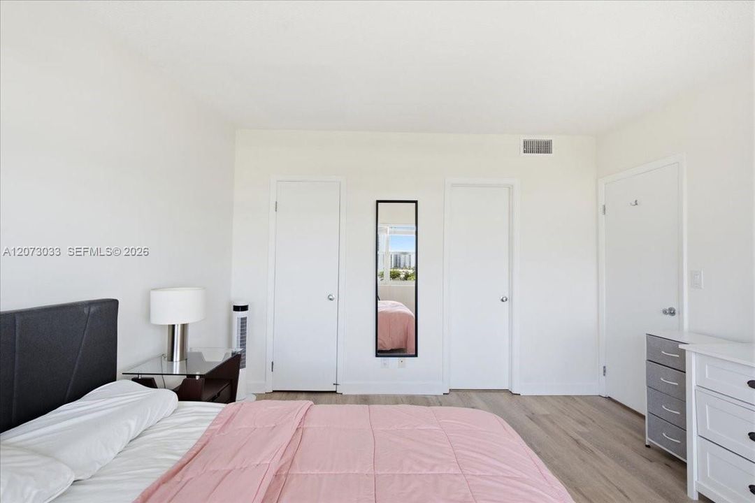 For Sale: $279,000 (2 beds, 1 baths, 760 Square Feet)