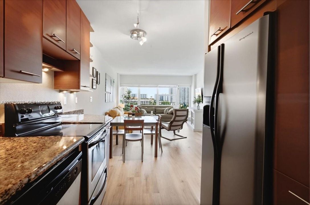 For Sale: $279,000 (2 beds, 1 baths, 760 Square Feet)
