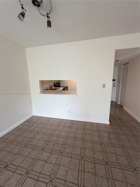 For Rent: $1,850 (1 beds, 1 baths, 712 Square Feet)