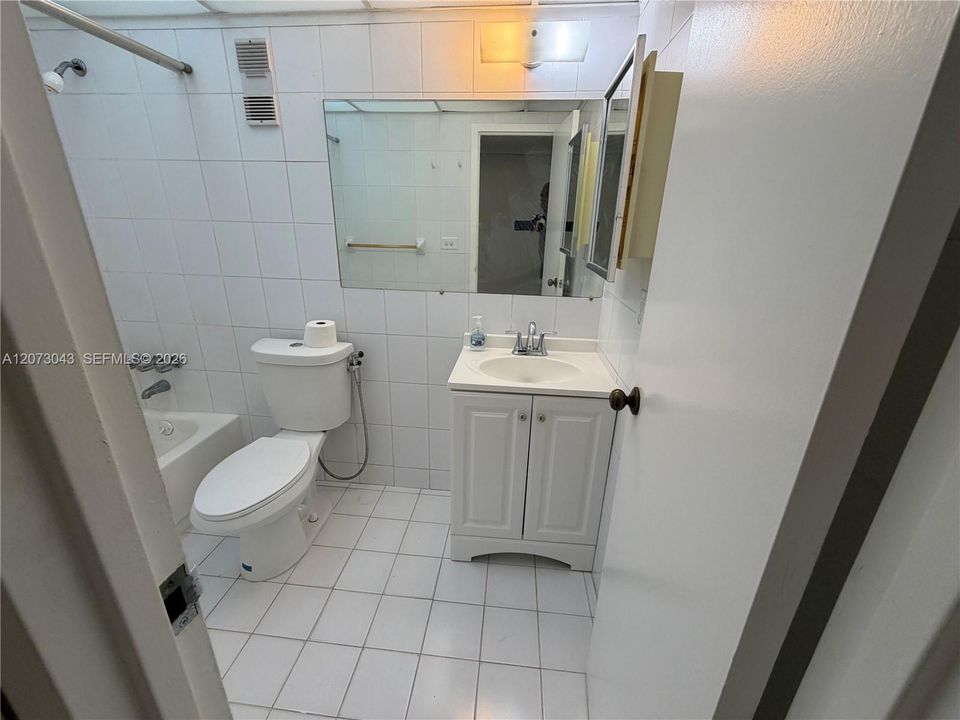 For Rent: $1,850 (1 beds, 1 baths, 712 Square Feet)