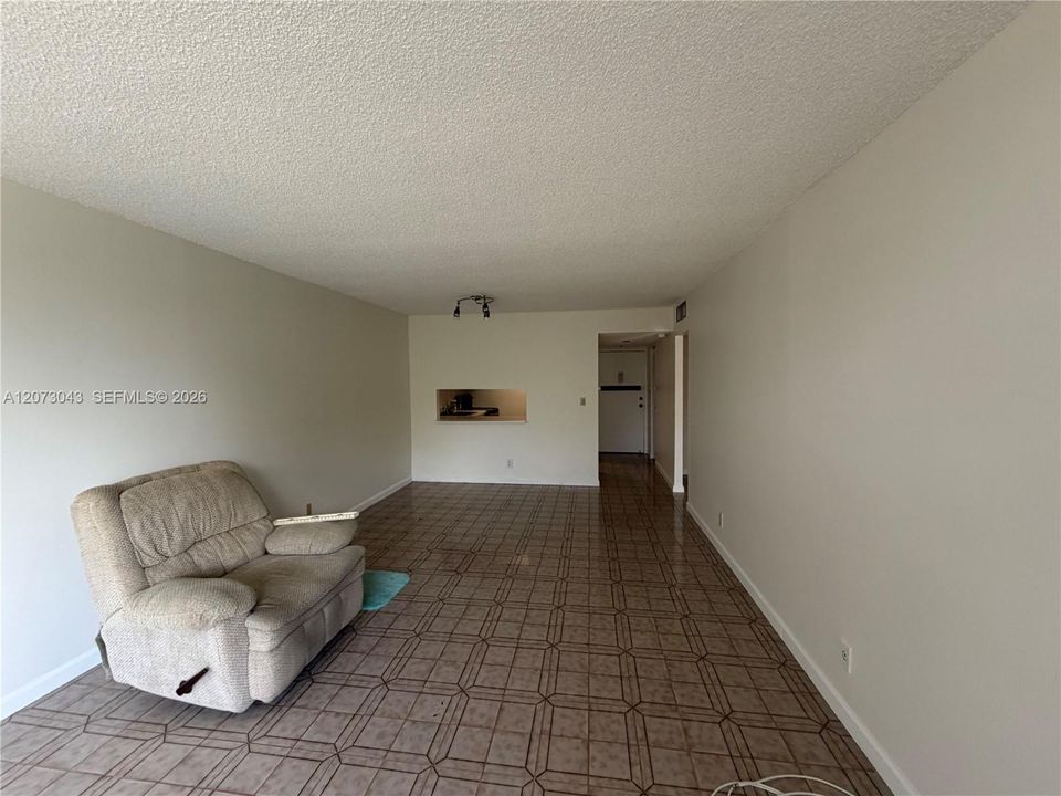 For Rent: $1,850 (1 beds, 1 baths, 712 Square Feet)