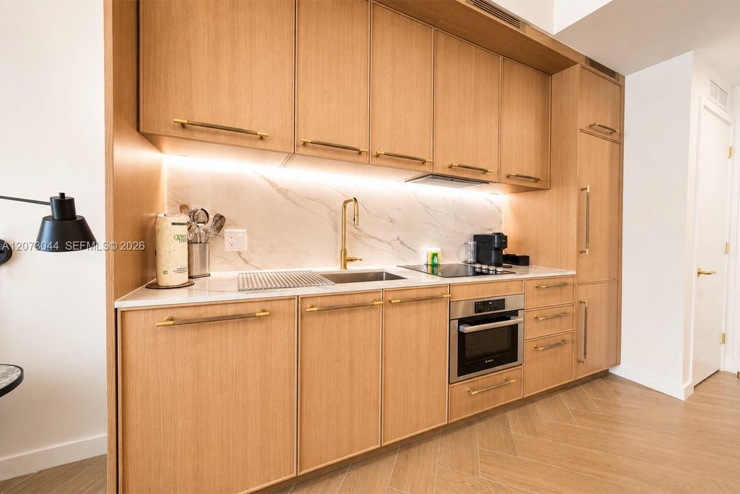 For Sale: $850,000 (1 beds, 1 baths, 720 Square Feet)