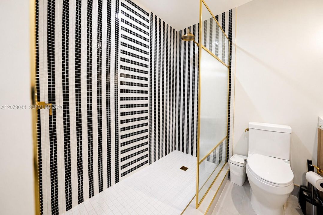 For Sale: $850,000 (1 beds, 1 baths, 720 Square Feet)