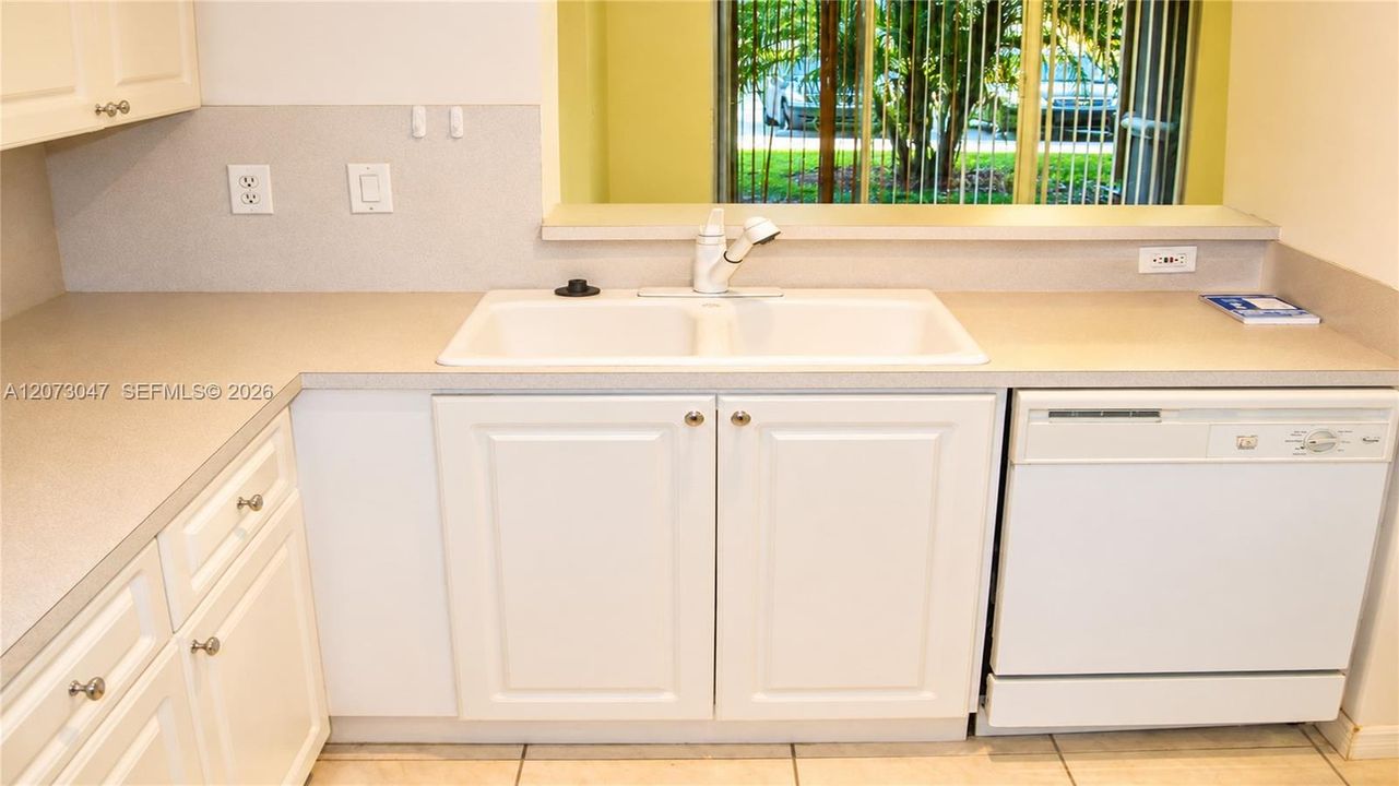 For Rent: $2,375 (2 beds, 2 baths, 1115 Square Feet)