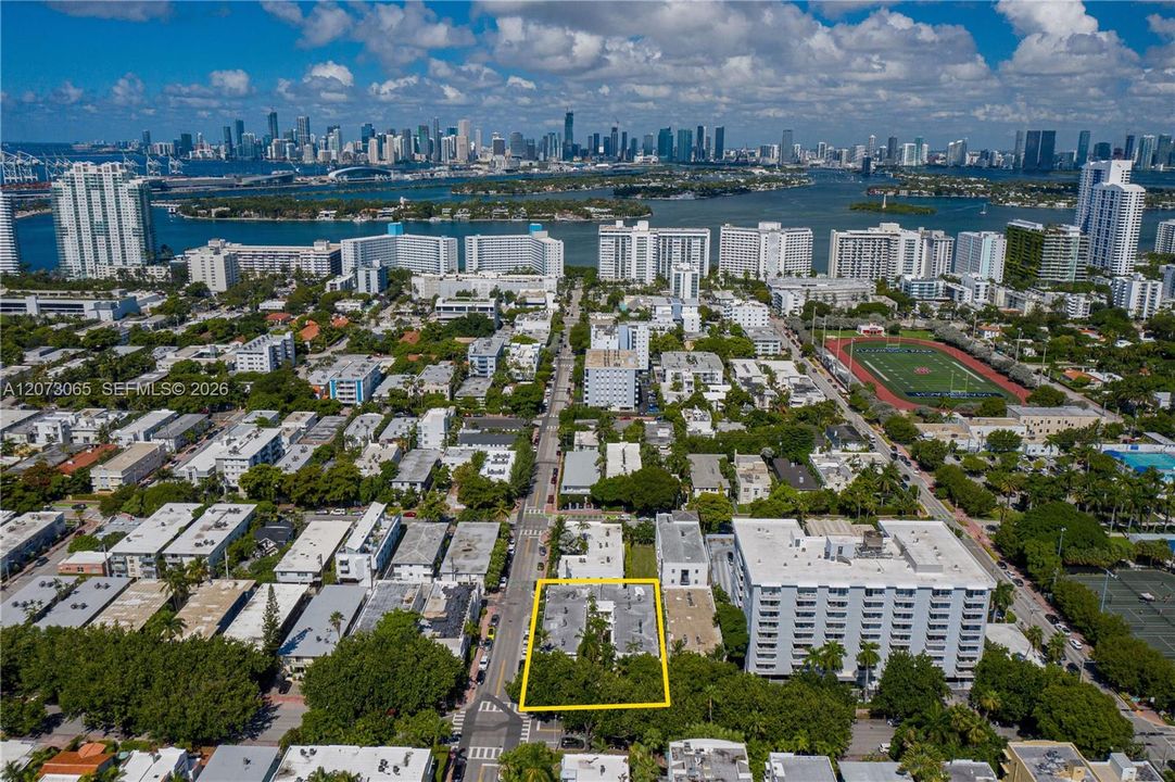 For Rent: $2,350 (1 beds, 1 baths, 716 Square Feet)