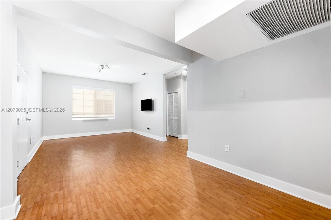For Rent: $2,350 (1 beds, 1 baths, 716 Square Feet)