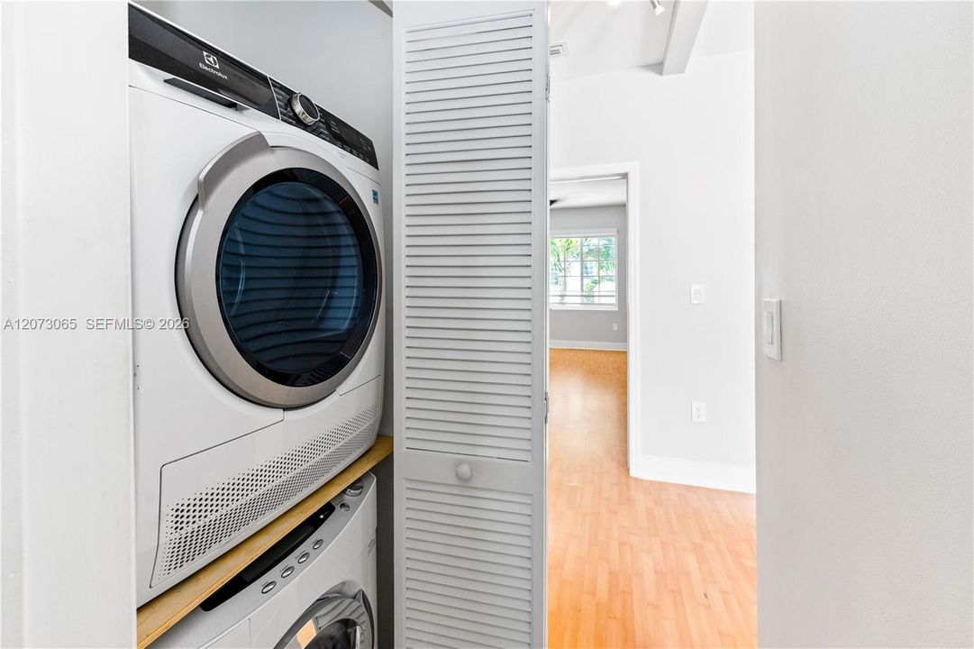For Rent: $2,350 (1 beds, 1 baths, 716 Square Feet)