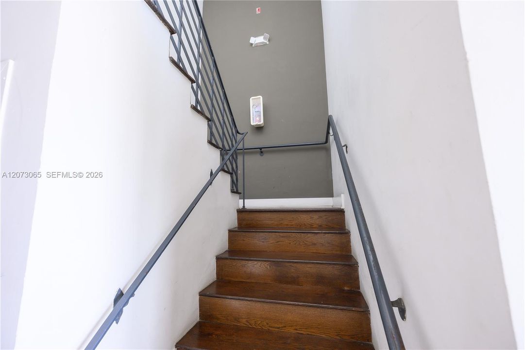 For Rent: $2,350 (1 beds, 1 baths, 716 Square Feet)