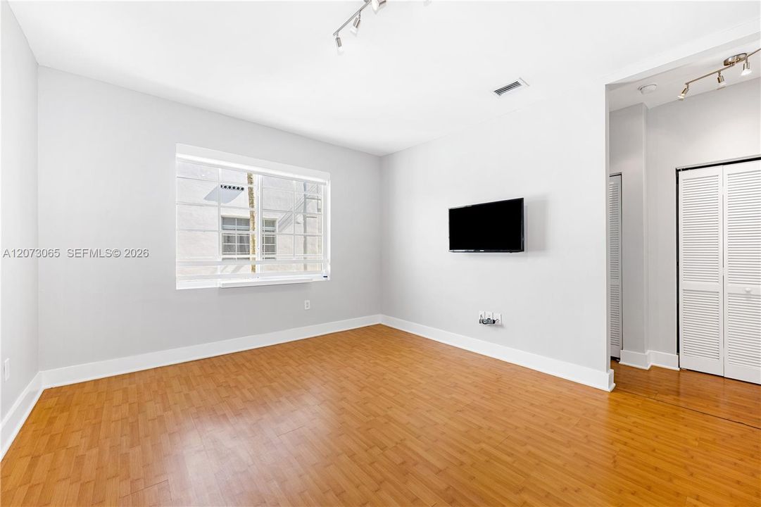 For Rent: $2,350 (1 beds, 1 baths, 716 Square Feet)