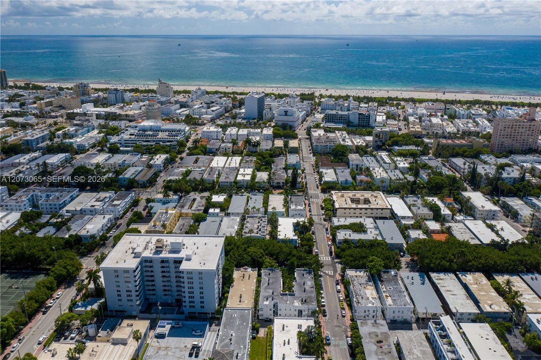 For Rent: $2,350 (1 beds, 1 baths, 716 Square Feet)