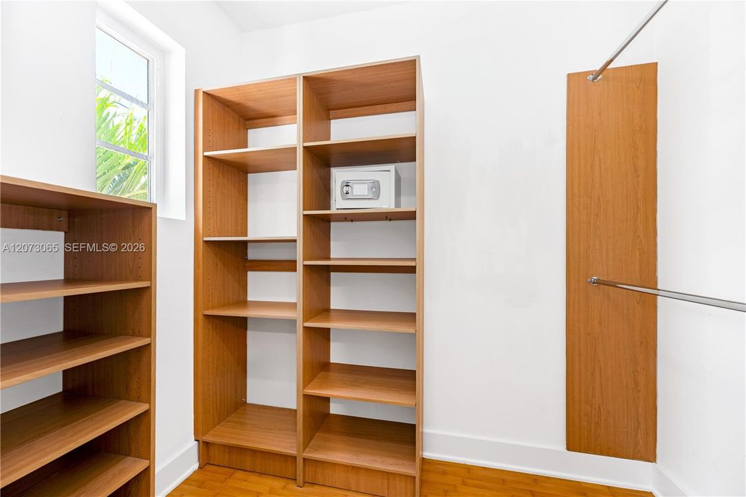 For Rent: $2,350 (1 beds, 1 baths, 716 Square Feet)