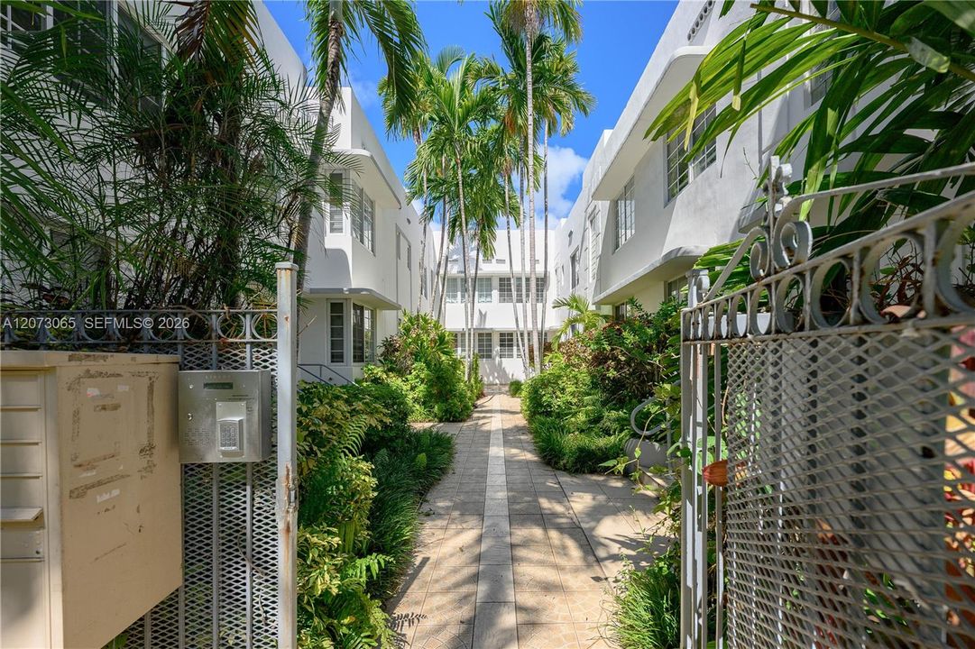 For Rent: $2,350 (1 beds, 1 baths, 716 Square Feet)