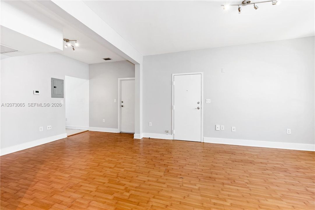 For Rent: $2,350 (1 beds, 1 baths, 716 Square Feet)