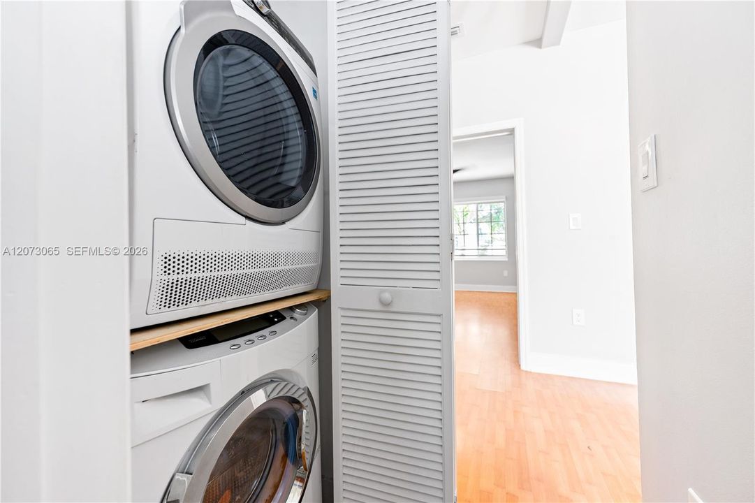 For Rent: $2,350 (1 beds, 1 baths, 716 Square Feet)