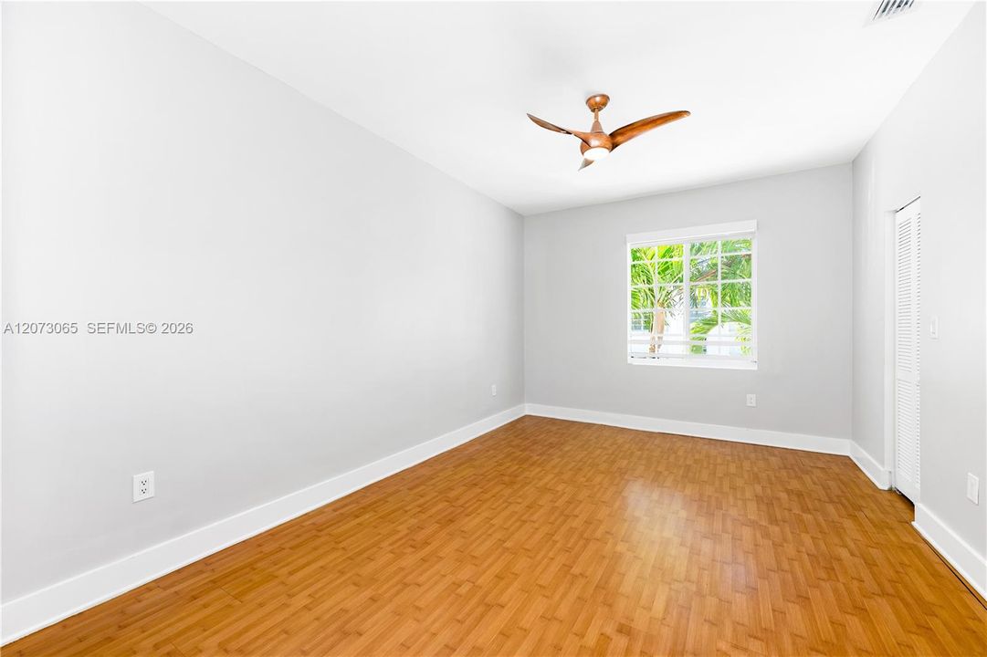 For Rent: $2,350 (1 beds, 1 baths, 716 Square Feet)
