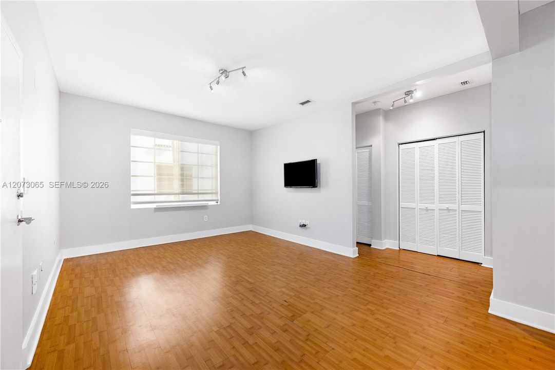 For Rent: $2,350 (1 beds, 1 baths, 716 Square Feet)
