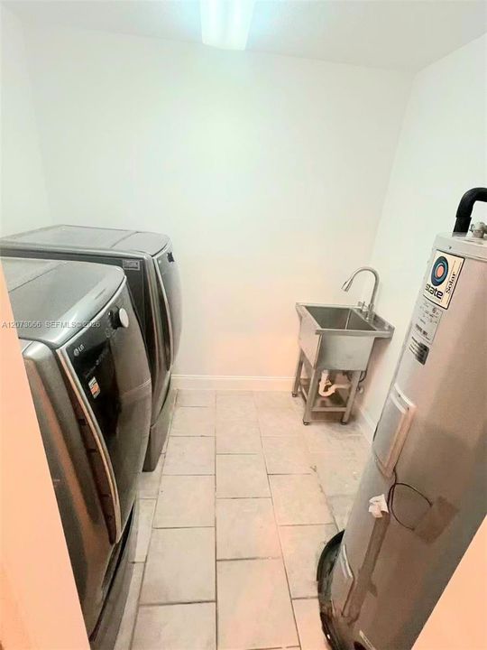 En Venta: $799,900 (4 camas, 2 baños, 2274 Pies cuadrados)