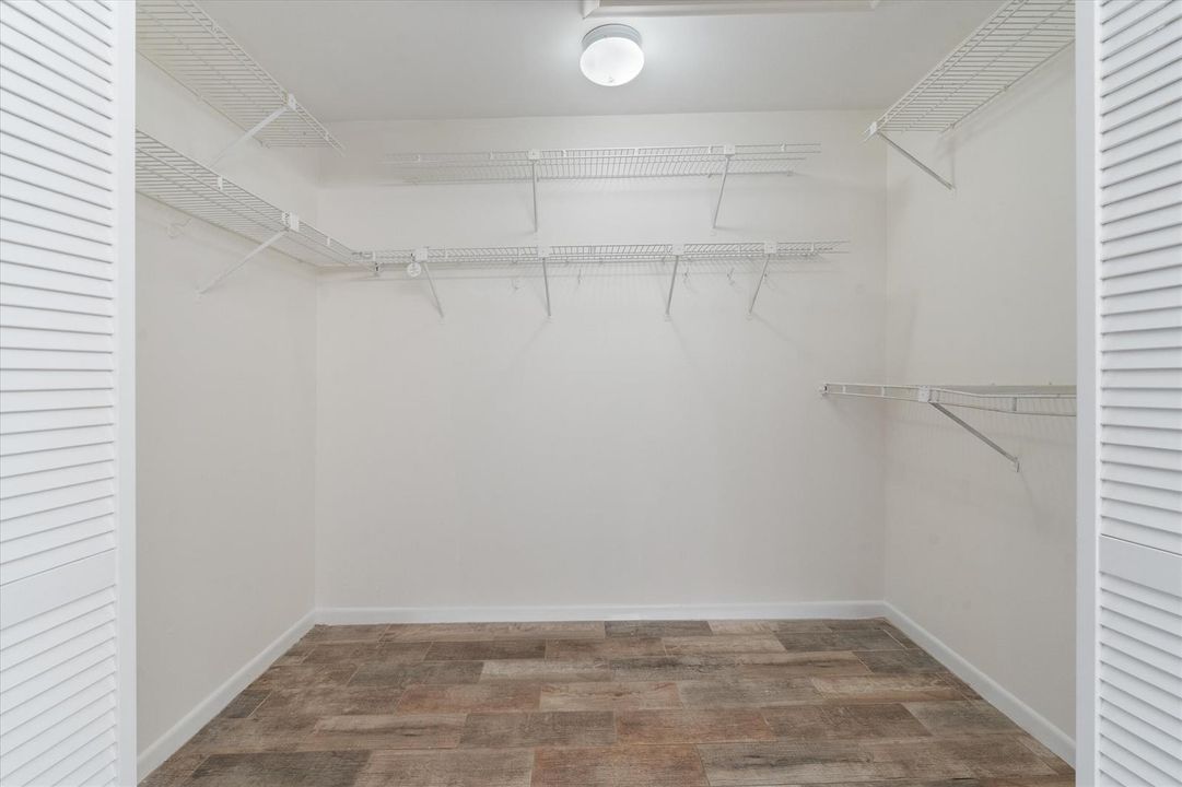 MASTER WALK-IN CLOSET