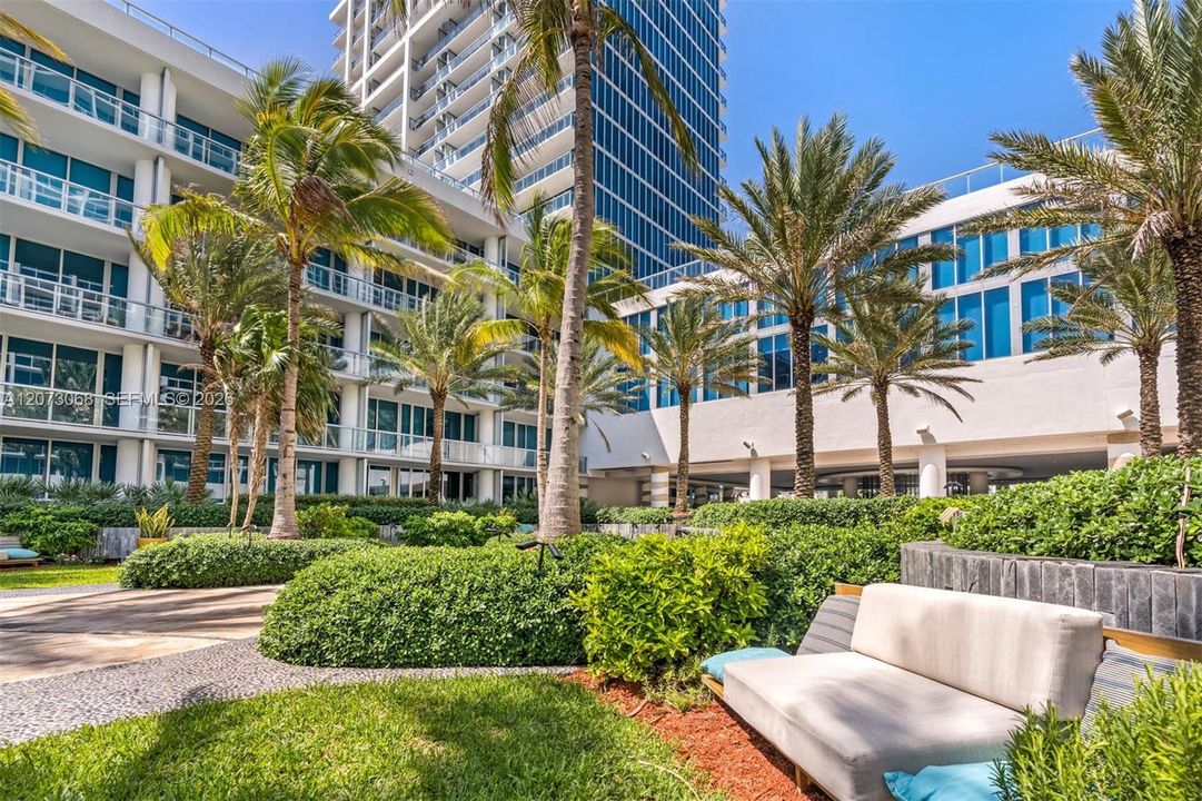 For Rent: $7,500 (1 beds, 1 baths, 920 Square Feet)