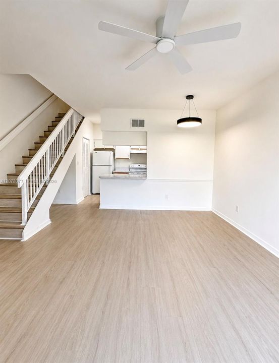 For Rent: $2,000 (1 beds, 1 baths, 887 Square Feet)