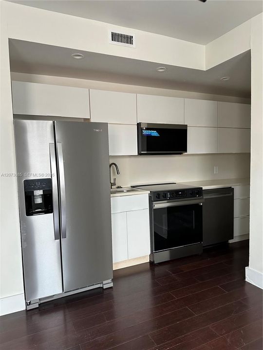 На продажу: $379,999 (2 спален, 2 ванн, 783 Квадратных фут)