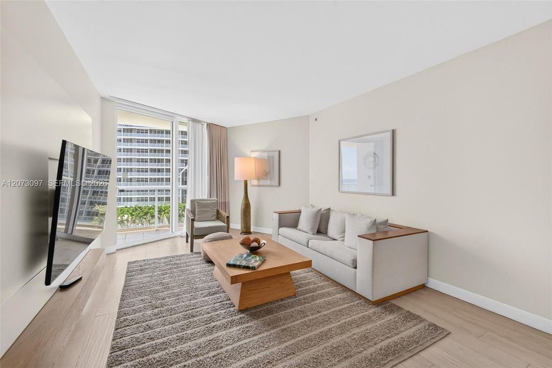 For Sale: $375,000 (1 beds, 1 baths, 868 Square Feet)