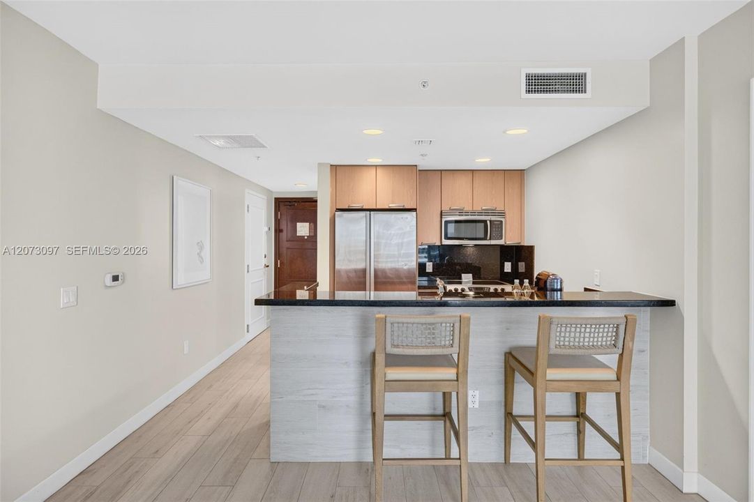 For Sale: $375,000 (1 beds, 1 baths, 868 Square Feet)