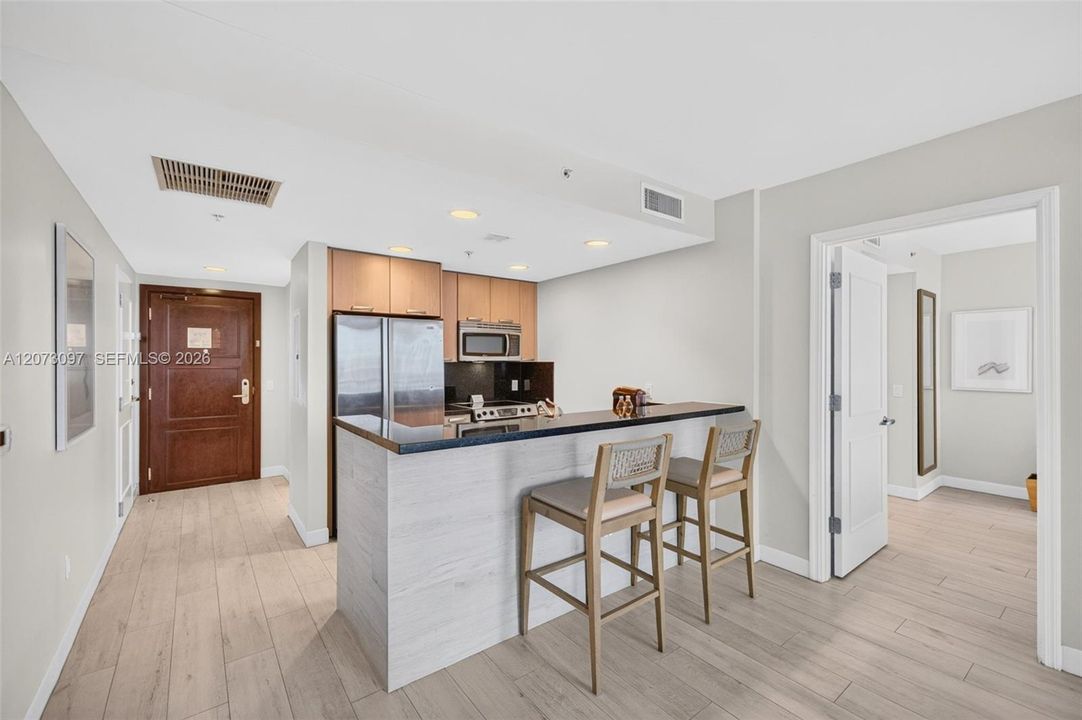 For Sale: $375,000 (1 beds, 1 baths, 868 Square Feet)