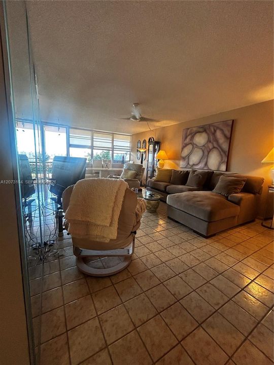 En Venta: $279,000 (1 camas, 1 baños, 943 Pies cuadrados)