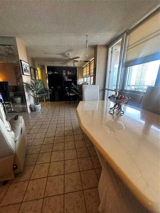 En Venta: $279,000 (1 camas, 1 baños, 943 Pies cuadrados)