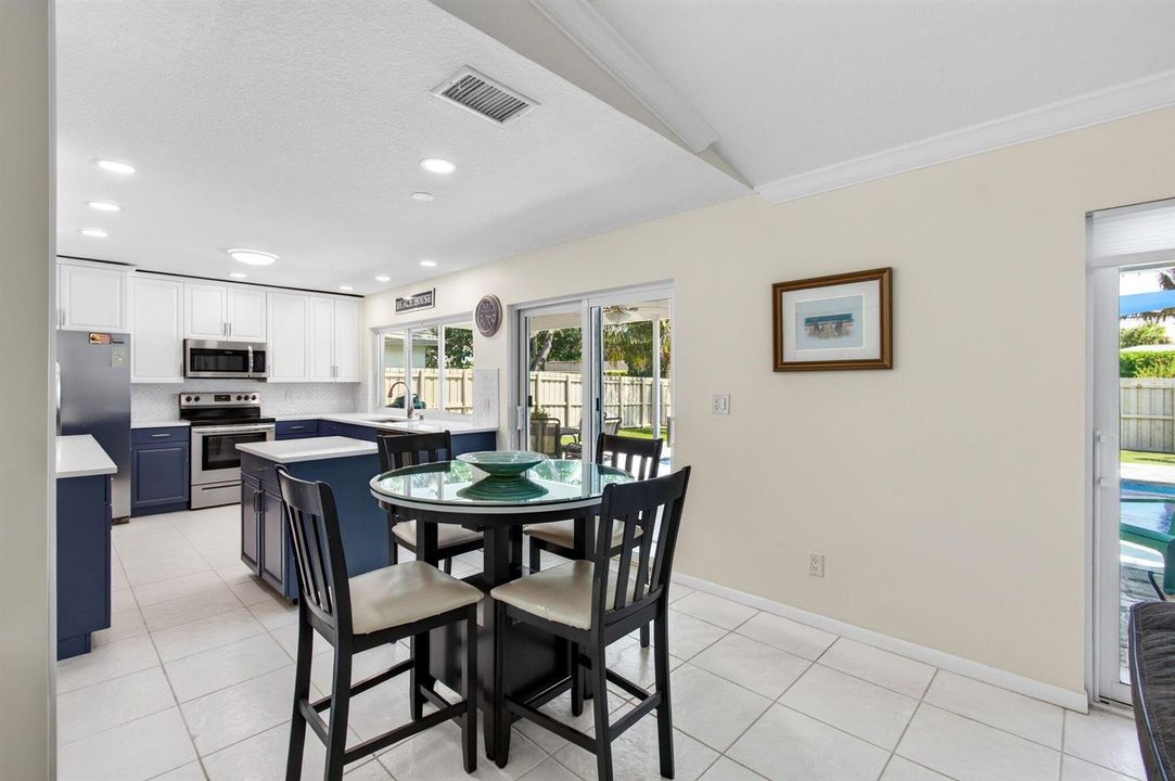 Eat In / Breakfast Area